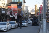 Cizre'de Polisler Cadde Ve Sokaklarda 'Evde Kal' Uyarılarını Sürdürüyor