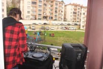 ÜSKÜP - DJ Evinin Balkonundan Dışarı Çıkamayan Gençler İçin Çaldı