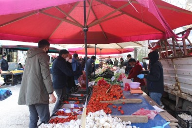 Erzurum'da Maskesini Takan Pazara Koştu