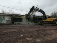 UZUNTARLA - Kartepe'de Tehlike Saçan 2 Metruk Bina Yıkıldı