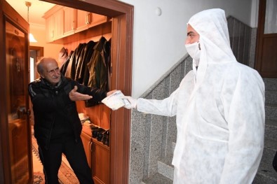 Konyaaltı Belediyesi  Kapı Kapı Dolaşıp Maske, Eldiven Ve Dezenfektan Dağıtıyor