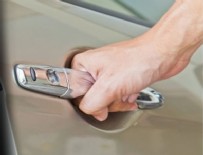 Tek tek arabaların kapı kollarına dokundu! Polis harekete geçti