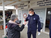 ZABıTA - Ayvalık'ta Pazarda Maskesi Olmayanlara Maske Dağıttılar