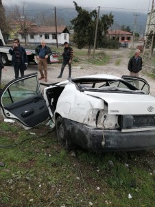 Beton Bariyere Çarpan Araç İkiye Bölündü Açıklaması 4 Yaralı