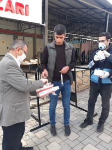 Dicle'de Semt Pazarlarında Vatandaşlara Maske Ve Eldiven Dağıtıldı