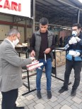 ZABITA MÜDÜRÜ - Dicle'de Semt Pazarlarında Vatandaşlara Maske Ve Eldiven Dağıtıldı
