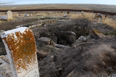 Dünya Korona Virüsü Konuşurken, Define Avcıları Türk-İslam Mezarlığını Tahrip Etti