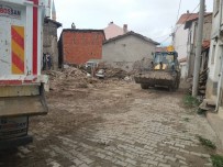 UYUŞTURUCU - Emet'te Metruk Binalar Yıkılıyor