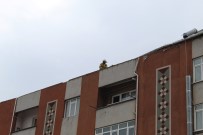 ŞİDDETLİ RÜZGAR - Şiddetli Rüzgar Nedeniyle 4 Katlı Binanın Çatısı Uçtu