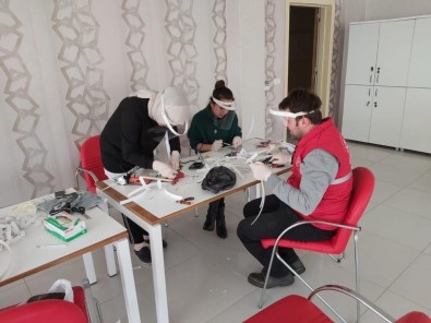 Sinop Gençlik Merkezi'nde Siperlik Maske Üretiliyor