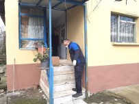 Altınova'da Yardım Kolileri Dağıtılıyor
