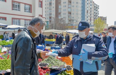 Ankara Zabıtası Pazarcı Esnafına Maske Dağıtıyor