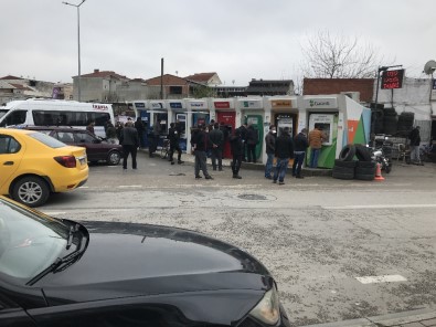 ATM Önünde Vatandaşların Sosyal Mesafeye Uymamaları Dikkat Çekti