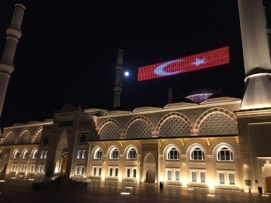 Çamlıca Camii'nde 'Evde Kal Türkiyem' Mahyası