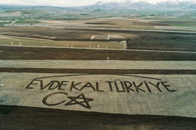 Çiftçiler Traktörle Tarlaya ' Evde Kal Türkiye' Yazdı