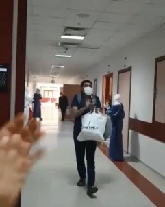 Diyarbakır'da Korona Virüsü Yenen Hasta Alkışlarla Taburcu Edildi