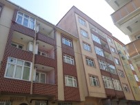 Esenler'de Bir Evin Çatısı Karşı Binaya Uçtu