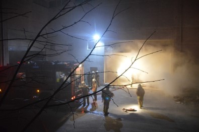 Esenyurt'ta Mobilya Fabrikasında Çıkan Yangın Korkuttu