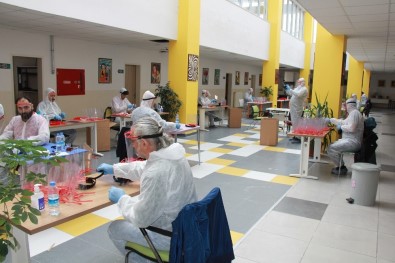 Gönüllü Öğretmenlerden Rekor Üretim, 10 Bin Adeti Kurumlara Ücretsiz Verildi