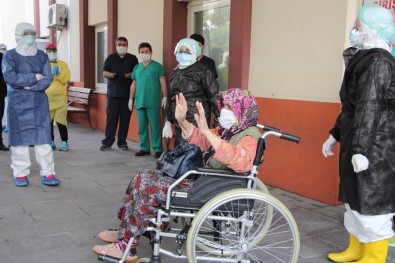 Hastanede Ziyaret Ettiği Oğlundan Virüs Kapan 83 Yaşındaki Ayşe Nine Korona Savaşını Kazandı