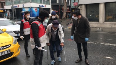 İstanbul'da Koltuk Değnekleriyle Dışarıya Çıkan Yaşlı Adam 'Pes' Dedirtti