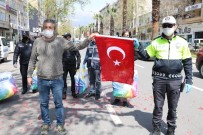 POLİS HAFTASI - Kahramanmaraşlı Esnaftan Polislere Yastık, Bayrak