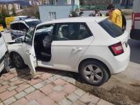 YEŞILKENT - Otomobil Park Halindeki Kamyonete Çarptı; 1 Yaralı