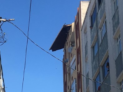 (Özel) Esenler'de Şiddetli Rüzgar Nedeniyle Binanın Çatısı Kaydı