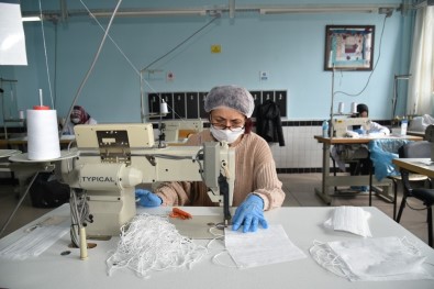 Selçuklu'da Gönüllülük Esasıyla Günde 15 Bin Tıbbi Maske Üretiliyor