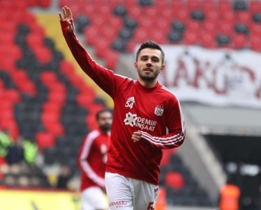 Sivassporlu Emre Kılınç Mekik Çekerek Meydan Okudu!