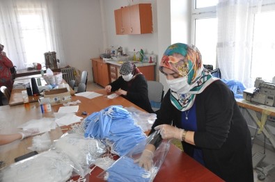 Sorgun'lu Gönüllü Bayanlar Günde 2 Bin Adet Maske Üretiyor