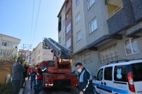 YANGINA MÜDAHALE - Türkeli'de Apartmanda Korkutan Yangın