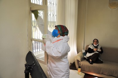 Yaşlıların Evlerini Özel Kıyafetli Ekipler Temizliyor