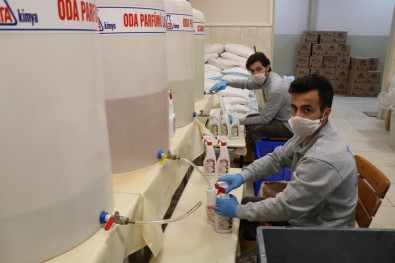 Fabrika Gibi Okul Türkiye'ye Dezenfektan Üretiyor
