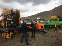 Kars'ta Pancar Söküm Ve Çapa Makineleri Alımı Yapıldı