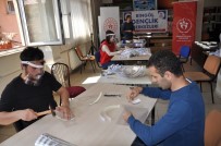Vali Ekinci,' Arkadaşlarımız Büyük Bir Fedakarlık İle 'Siperli Maske' Üretimi Yapıyor'