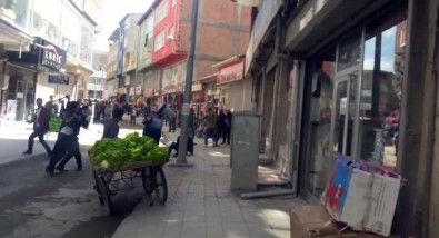 Zabıta ve seyyar satıcılar birbirine girdi!