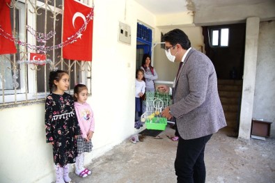 Evde Sıkılan İki Kız Kardeşin Sosyal Medya Üzerinden İstedikleri Kuşu Belediye Başkanı Getirdi