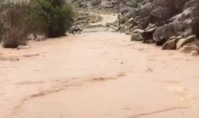 Siirt'te Sağanak Yağış Yolu Ulaşıma Kapattı