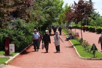 65 Yaş Üstü Vatandaşlar 4 Saatliğine Sokağa Çıktı