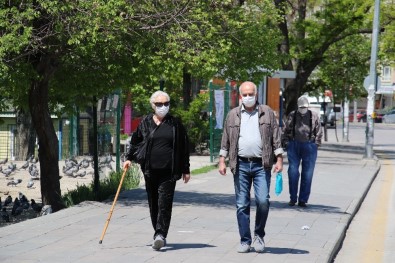 65 Yaş Ve Üstü Vatandaşlar Uzun Bir Aradan Sonra 4 Saatliğine Sokağa Çıktı