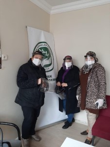 Anneler Günü'nde Annelere Maske Dağıttılar