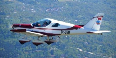 Annesine gidemeyince uçakla şehre gül yağdırdı