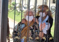 Antalya'da 65 Yaş Ve Üzeri Vatandaşlar Evlerine Dönerken Zorlandı