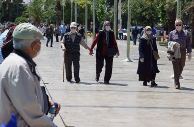 Aydın'da 65 Yaş Üstü Vatandaşlar Sıcak Havanın Keyfini Çıkardı