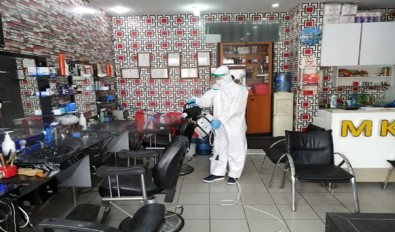 Bayrampaşa'da Berberlerde Dezenfekte Çalışmaları Sürüyor
