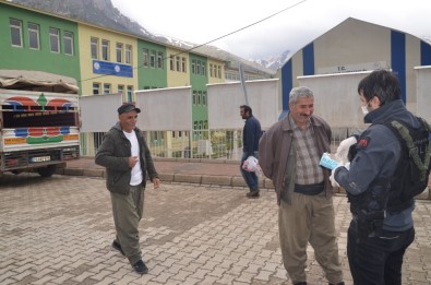 Beytüşşebap'ta Polisler Yaşlılara Maske Ve Eldiven Dağıttı