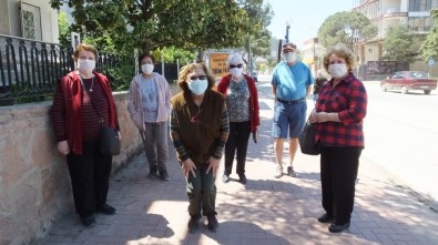 Burhaniye'de Sokaklar 65 Yaş Üstü Vatandaşlara Kaldı