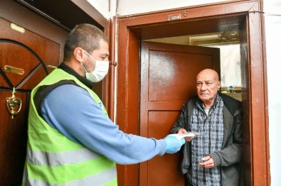 Büyükşehirden Muhtarlara, Büfeci Esnafına Ve 65 Yaş Üstü Vatandaşlara Maske Desteği