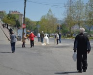 Dışarı Çıkan Yaşlılar Açıklaması 'Yasağa Gerek Varsa Devam Etmeli'